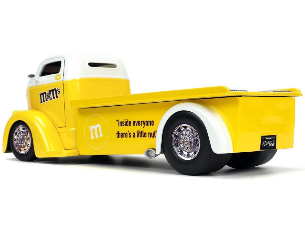 M&M's Hollywood Rides Diecast Yellow M&M & 1/24 Scale 1947 Ford COE Flatbed Gallery Image 6