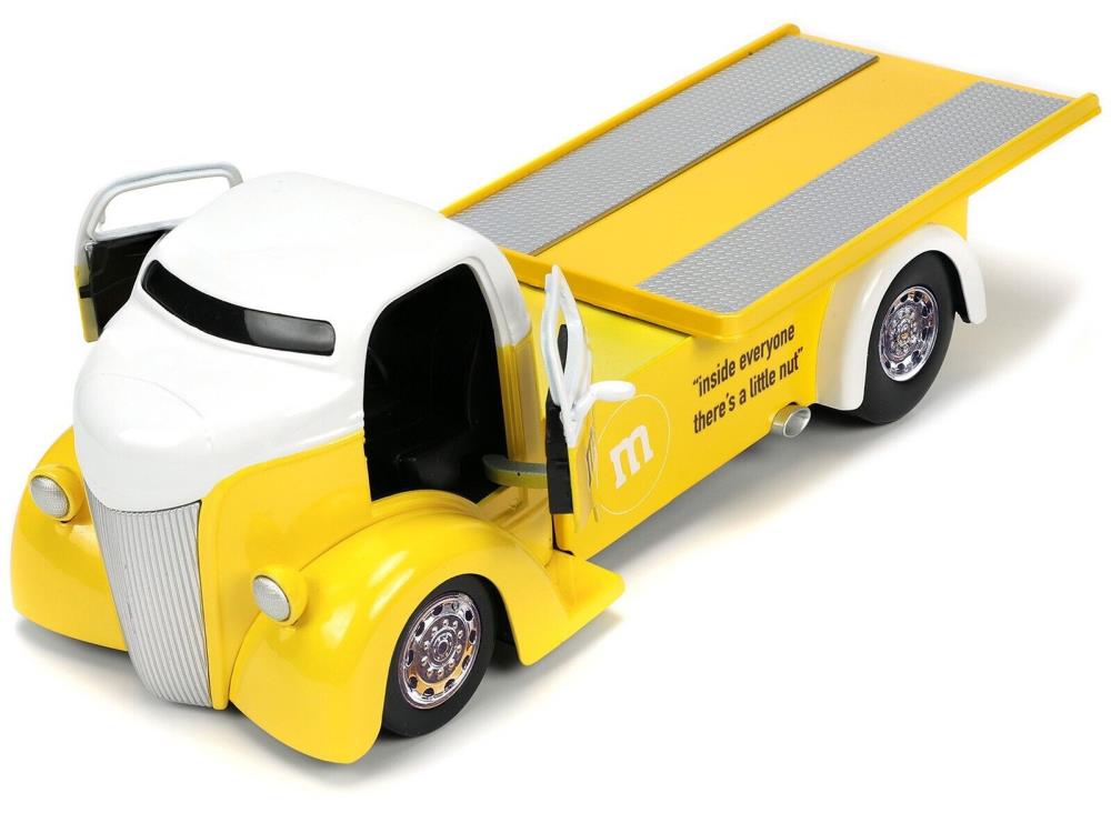 M&M's Hollywood Rides Diecast Yellow M&M & 1/24 Scale 1947 Ford COE Flatbed Gallery Image 4
