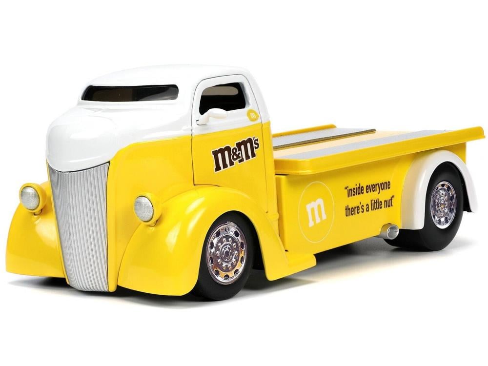 M&M's Hollywood Rides Diecast Yellow M&M & 1/24 Scale 1947 Ford COE Flatbed Gallery Image 3