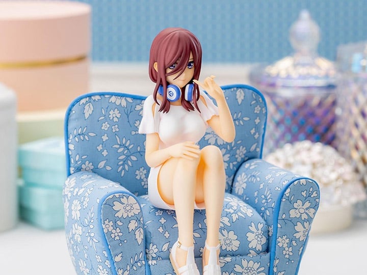 The Quintessential Quintuplets Miku Nakano Premium Perching Figure Gallery Image 1