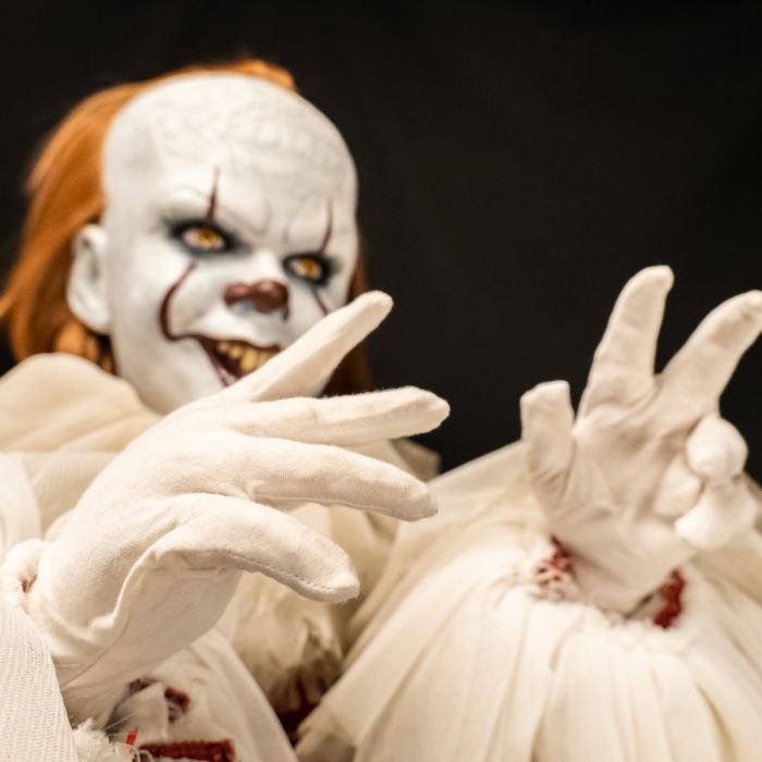 IT (2017) Pennywise Premium Scale Doll Gallery Image 8