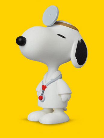 Peanuts Ultra Detail Figure No.722 Doctor Snoopy Gallery Image 2