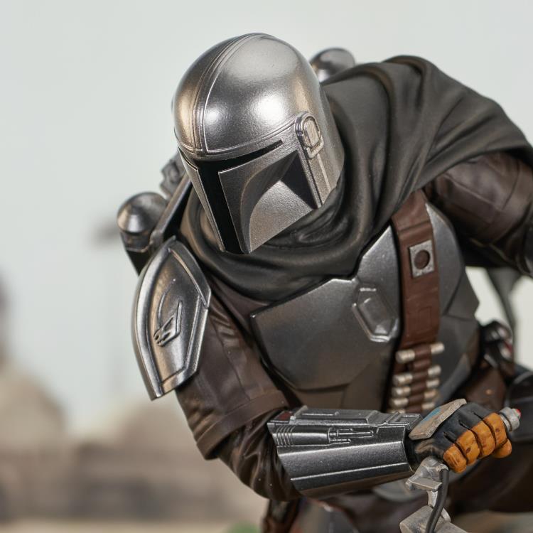 The Mandalorian Premier Collection Din Djarin with Speeder Bike 1/7 Scale Limited Edition Statue Gallery Image 7