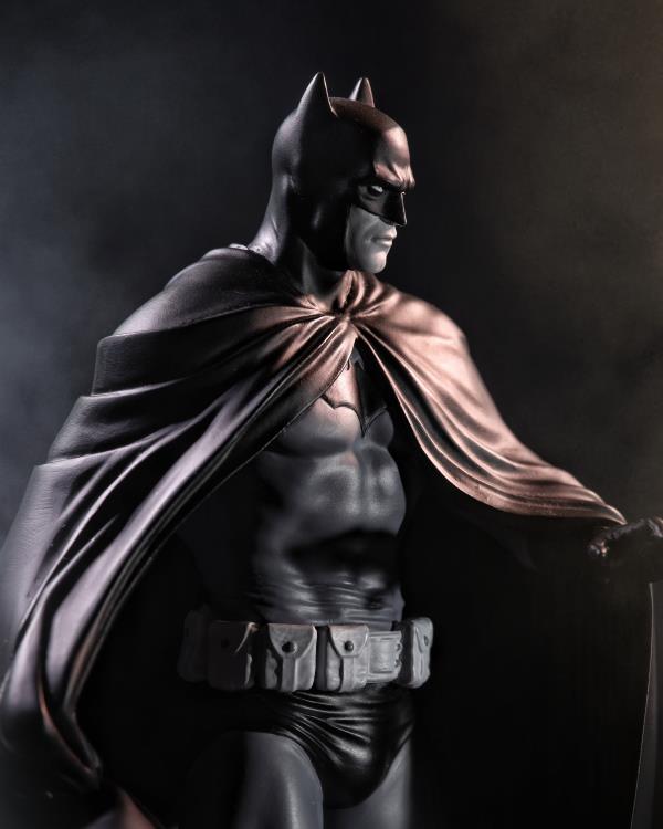 Batman Black and White Batman (Lee Weeks) 1/10 Scale Limited Edition Statue Gallery Image 7