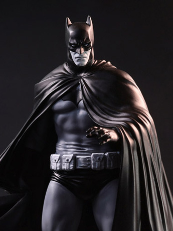 Batman Black and White Batman (Lee Weeks) 1/10 Scale Limited Edition Statue Gallery Image 2