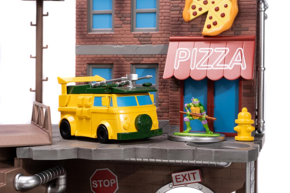 Teenage Mutant Ninja Turtles Nano Scene Deluxe Turtle Lair with 4 Figures Gallery Image 7