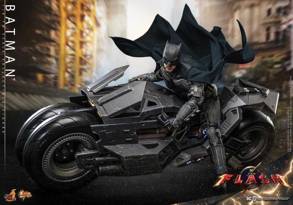 The Flash (2023) MMS705 Batman and Batcycle 1/6th Scale Collectible Figure Set Gallery Image 4