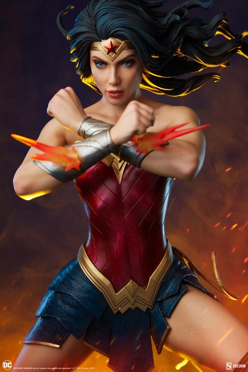 DC Comics Premium Format Wonder Woman: Saving the Day Statue Gallery Image 8
