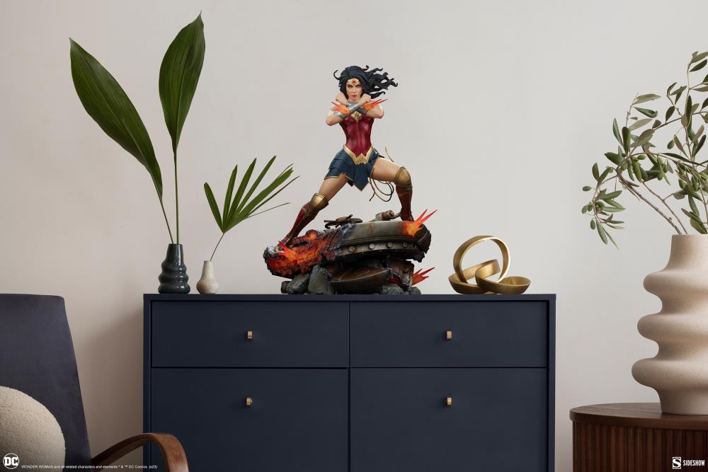 DC Comics Premium Format Wonder Woman: Saving the Day Statue Gallery Image 21