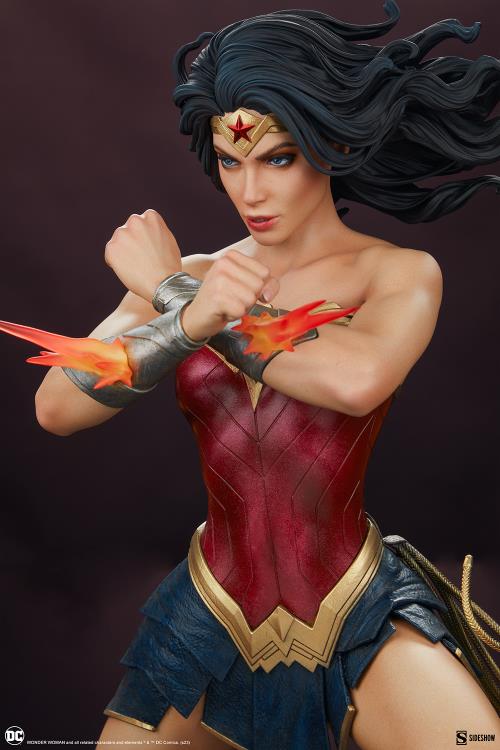 DC Comics Premium Format Wonder Woman: Saving the Day Statue Gallery Image 16