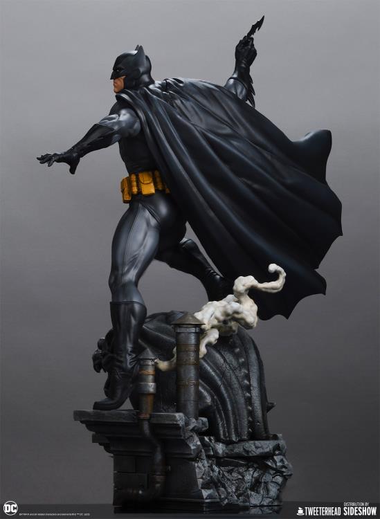 DC Comics Batman (Black and Gray Edition) 1/6 Scale Maquette Gallery Image 22