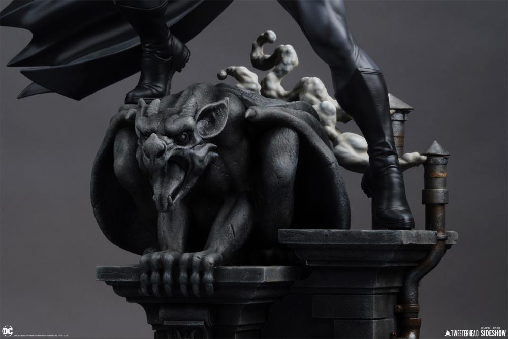 DC Comics Batman (Black and Gray Edition) 1/6 Scale Maquette Gallery Image 31