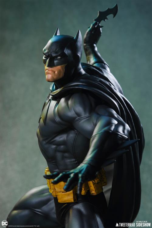 DC Comics Batman (Black and Gray Edition) 1/6 Scale Maquette Gallery Image 11
