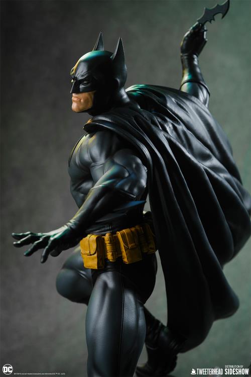 DC Comics Batman (Black and Gray Edition) 1/6 Scale Maquette Gallery Image 10