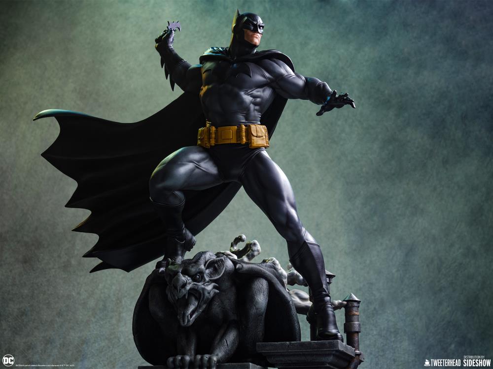 DC Comics Batman (Black and Gray Edition) 1/6 Scale Maquette Gallery Image 5