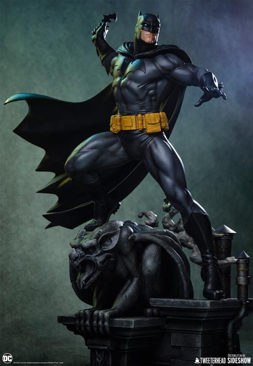 DC Comics Batman (Black and Gray Edition) 1/6 Scale Maquette Gallery Image 7