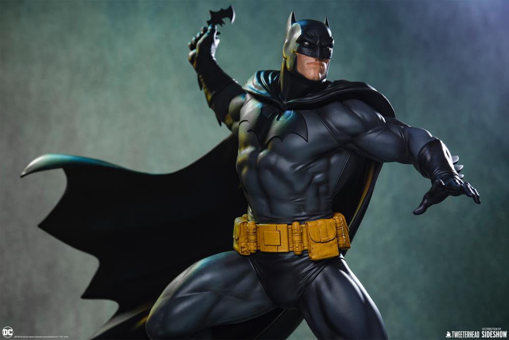 DC Comics Batman (Black and Gray Edition) 1/6 Scale Maquette Gallery Image 15