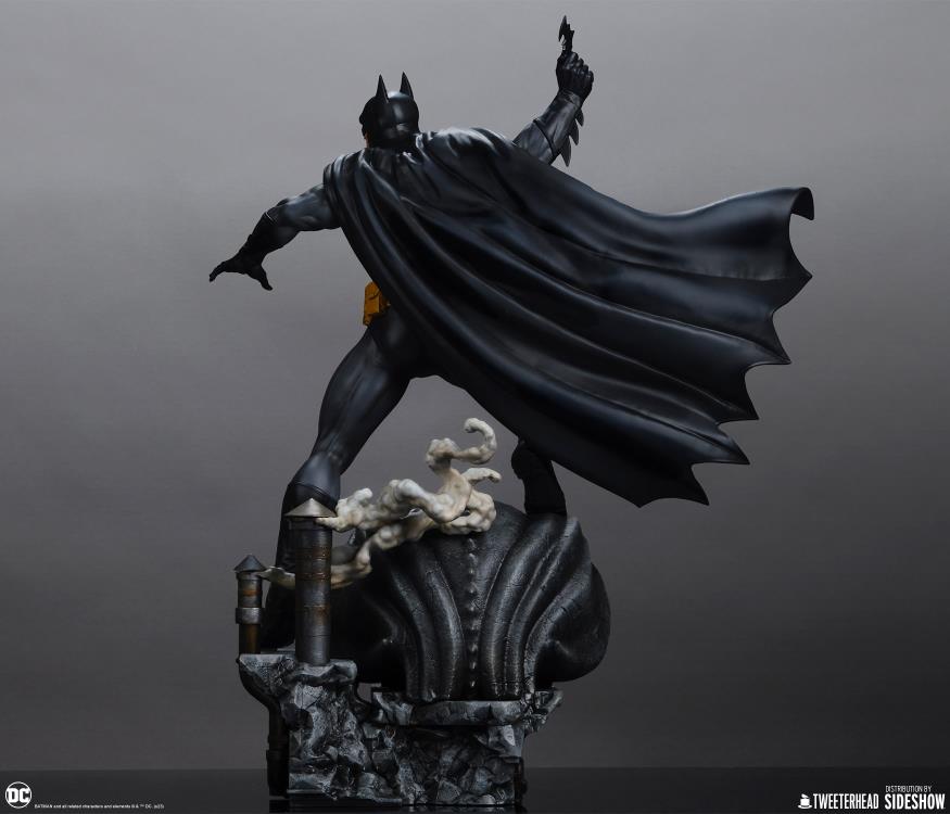 DC Comics Batman (Black and Gray Edition) 1/6 Scale Maquette Gallery Image 21