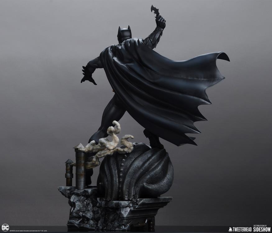 DC Comics Batman (Black and Gray Edition) 1/6 Scale Maquette Gallery Image 20