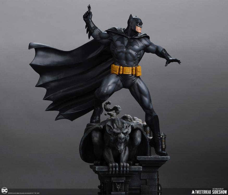 DC Comics Batman (Black and Gray Edition) 1/6 Scale Maquette Gallery Image 19