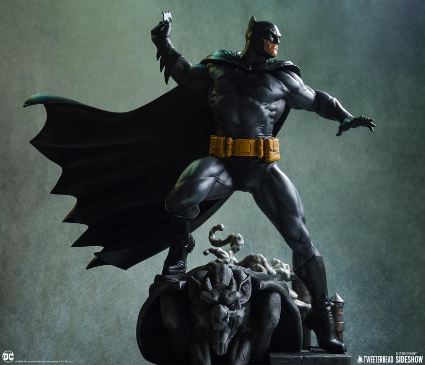 DC Comics Batman (Black and Gray Edition) 1/6 Scale Maquette Gallery Image 4