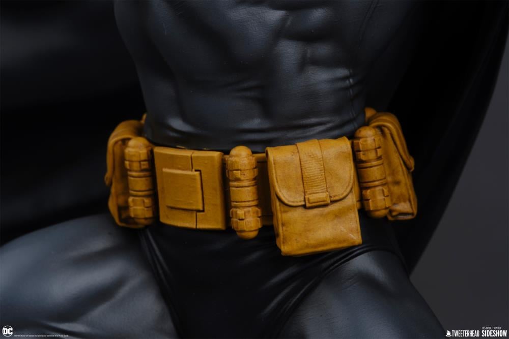 DC Comics Batman (Black and Gray Edition) 1/6 Scale Maquette Gallery Image 30