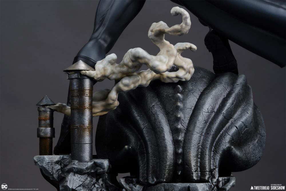 DC Comics Batman (Black and Gray Edition) 1/6 Scale Maquette Gallery Image 33