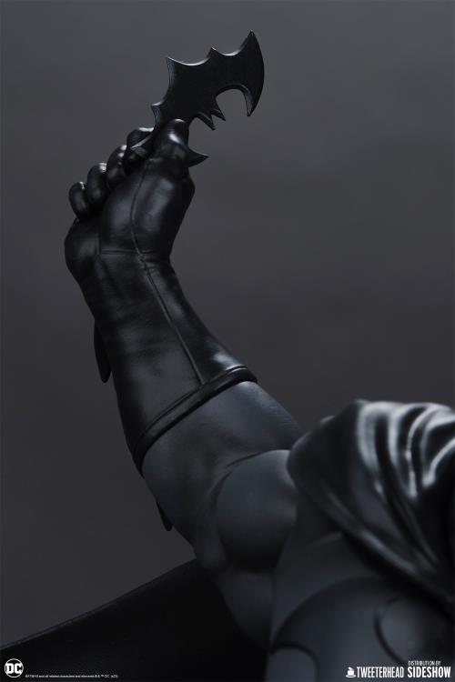 DC Comics Batman (Black and Gray Edition) 1/6 Scale Maquette Gallery Image 26