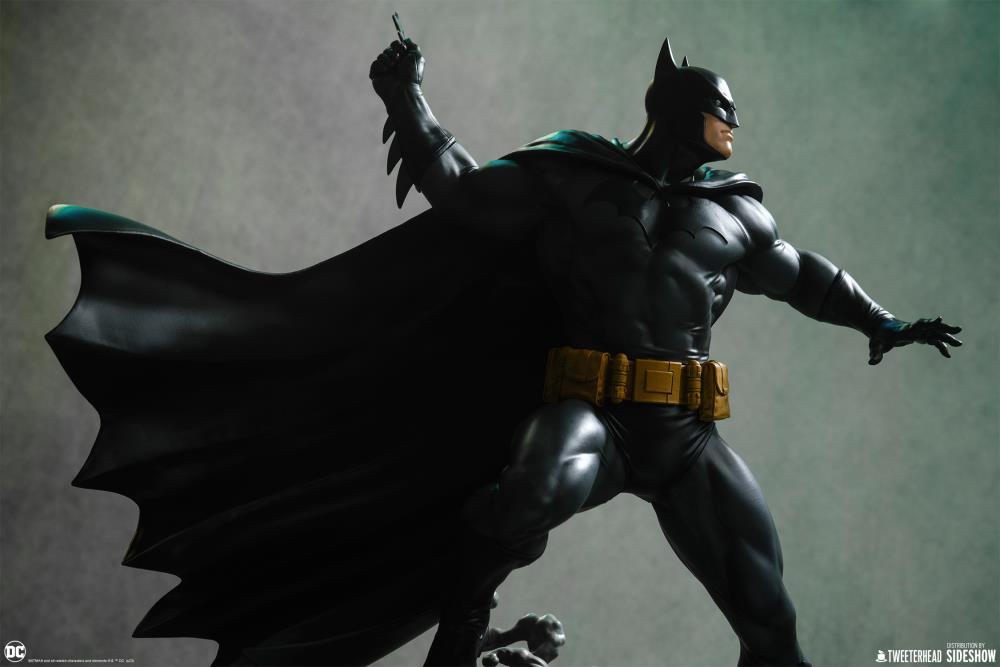 DC Comics Batman (Black and Gray Edition) 1/6 Scale Maquette Gallery Image 13