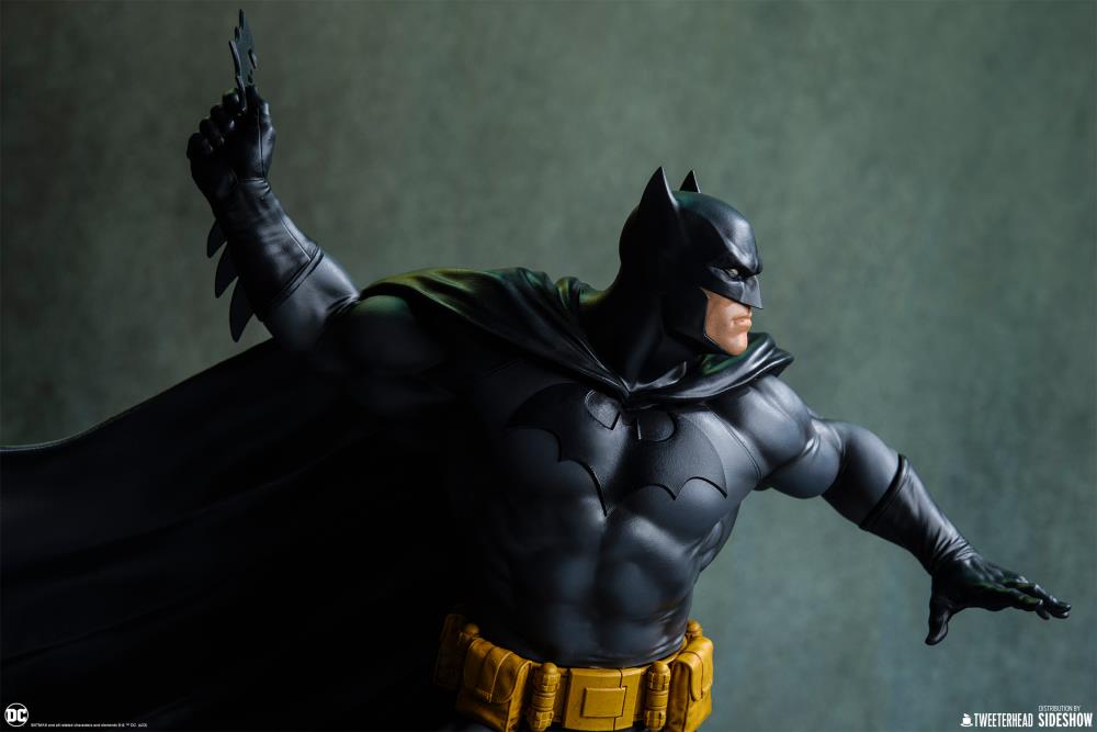 DC Comics Batman (Black and Gray Edition) 1/6 Scale Maquette Gallery Image 14