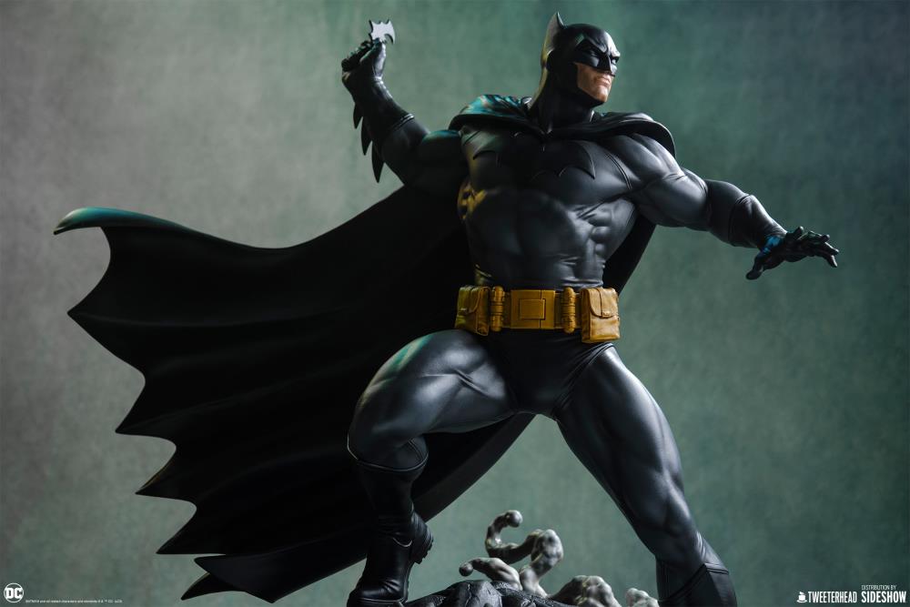 DC Comics Batman (Black and Gray Edition) 1/6 Scale Maquette Gallery Image 12
