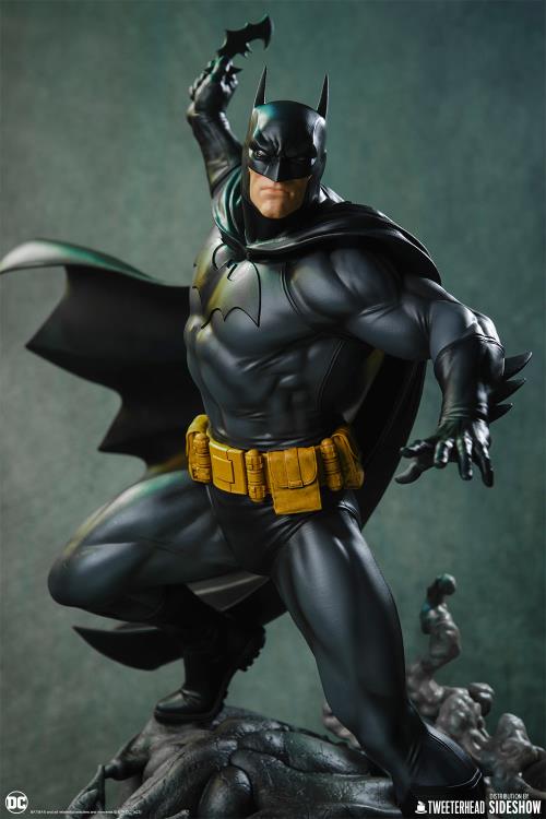DC Comics Batman (Black and Gray Edition) 1/6 Scale Maquette Gallery Image 16