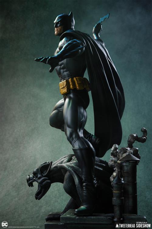 DC Comics Batman (Black and Gray Edition) 1/6 Scale Maquette Gallery Image 9
