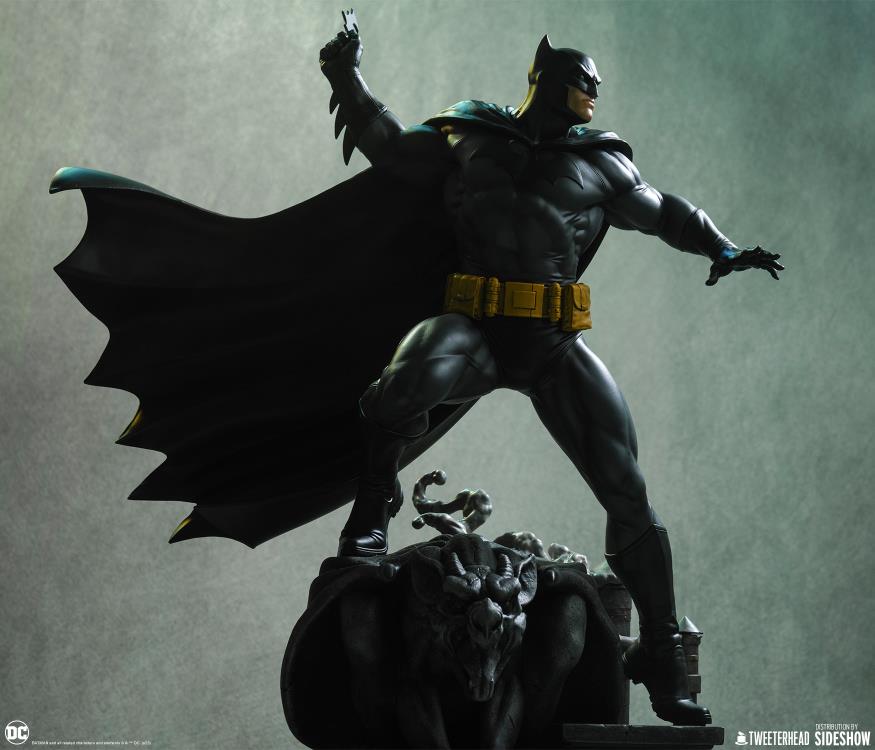 DC Comics Batman (Black and Gray Edition) 1/6 Scale Maquette Gallery Image 6