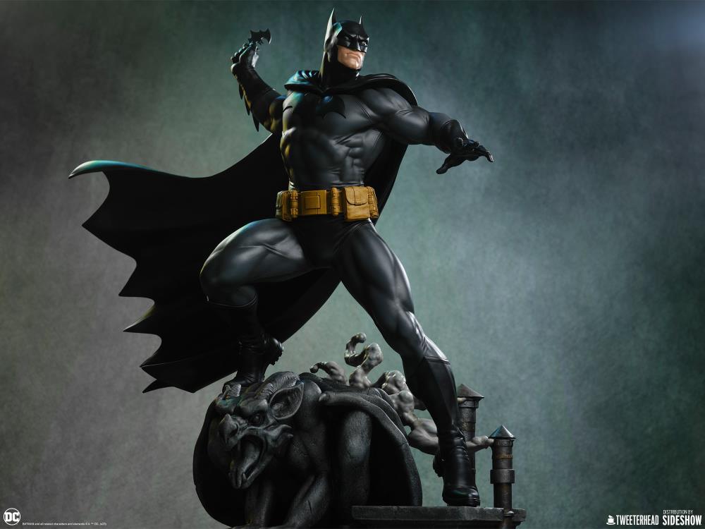 DC Comics Batman (Black and Gray Edition) 1/6 Scale Maquette Gallery Image 3