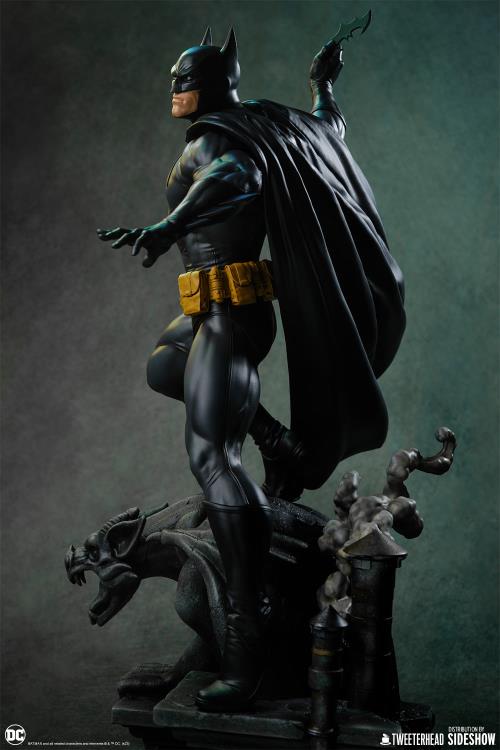 DC Comics Batman (Black and Gray Edition) 1/6 Scale Maquette Gallery Image 8