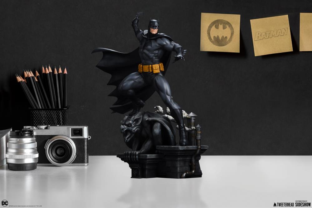 DC Comics Batman (Black and Gray Edition) 1/6 Scale Maquette Gallery Image 34