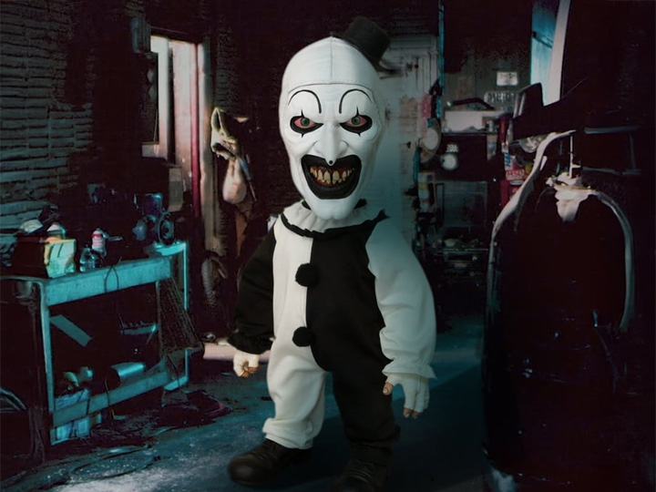 Terrifier Mezco Designer Series Mega Scale Art the Clown with Sound Gallery Image 1
