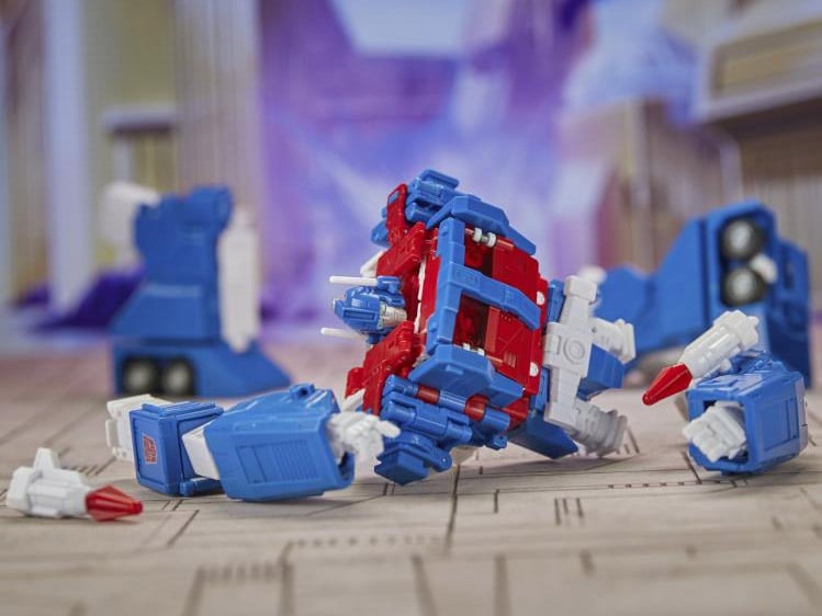 The Transformers: The Movie Studio Series 86-21 Commander Class Ultra Magnus Action Figure Gallery Image 11