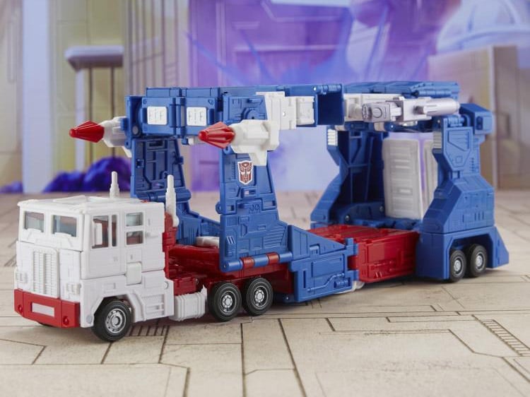 The Transformers: The Movie Studio Series 86-21 Commander Class Ultra Magnus Action Figure Gallery Image 13
