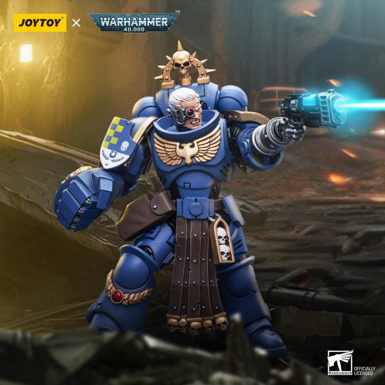 Warhammer 40k Ultramarines Lieutenant with Power Fist 1/18 Scale Action Figure Gallery Image 3