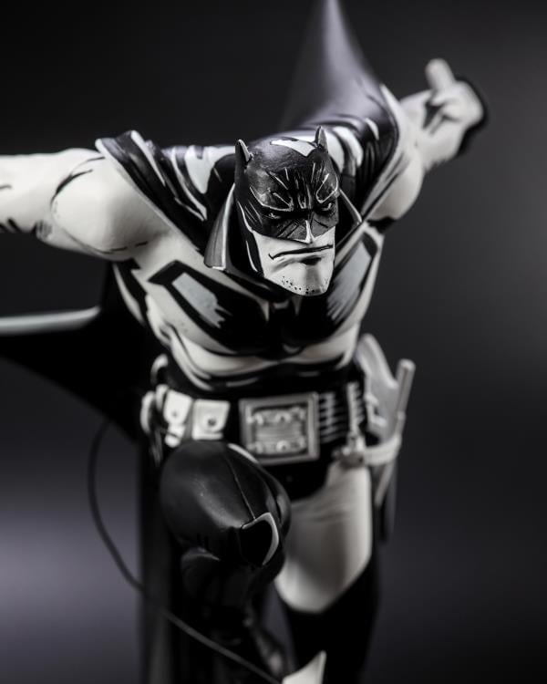 Batman: White Knight Batman Black & White Batman (Sean Murphy Sketch Edition) 1/10 Scale Limited Edition Statue Gallery Image 7