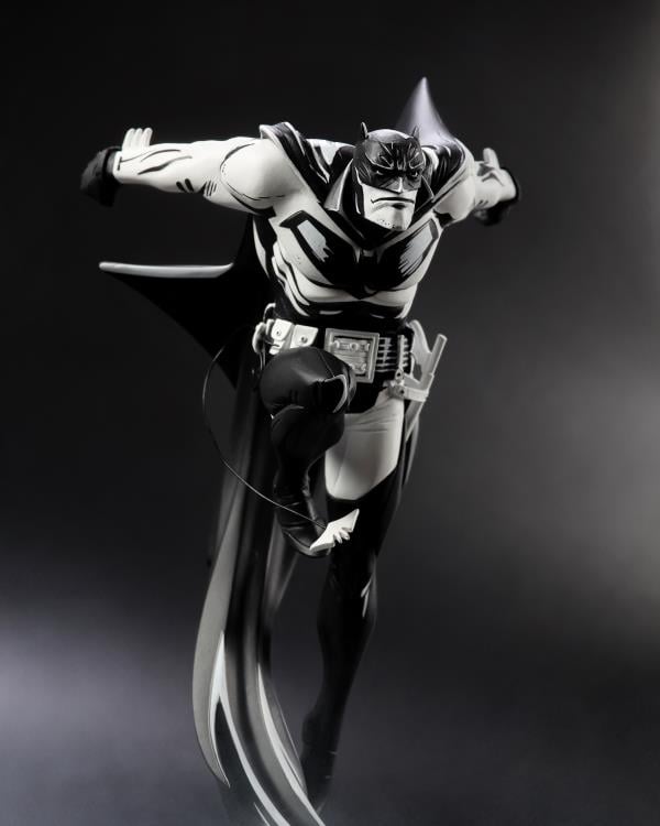 Batman: White Knight Batman Black & White Batman (Sean Murphy Sketch Edition) 1/10 Scale Limited Edition Statue Gallery Image 6