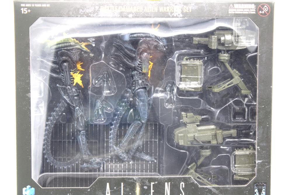 Aliens 35th Anniversary Alien Warriors (Battle Damaged) 1:18 Scale Exclusive Figure Set Gallery Image 3