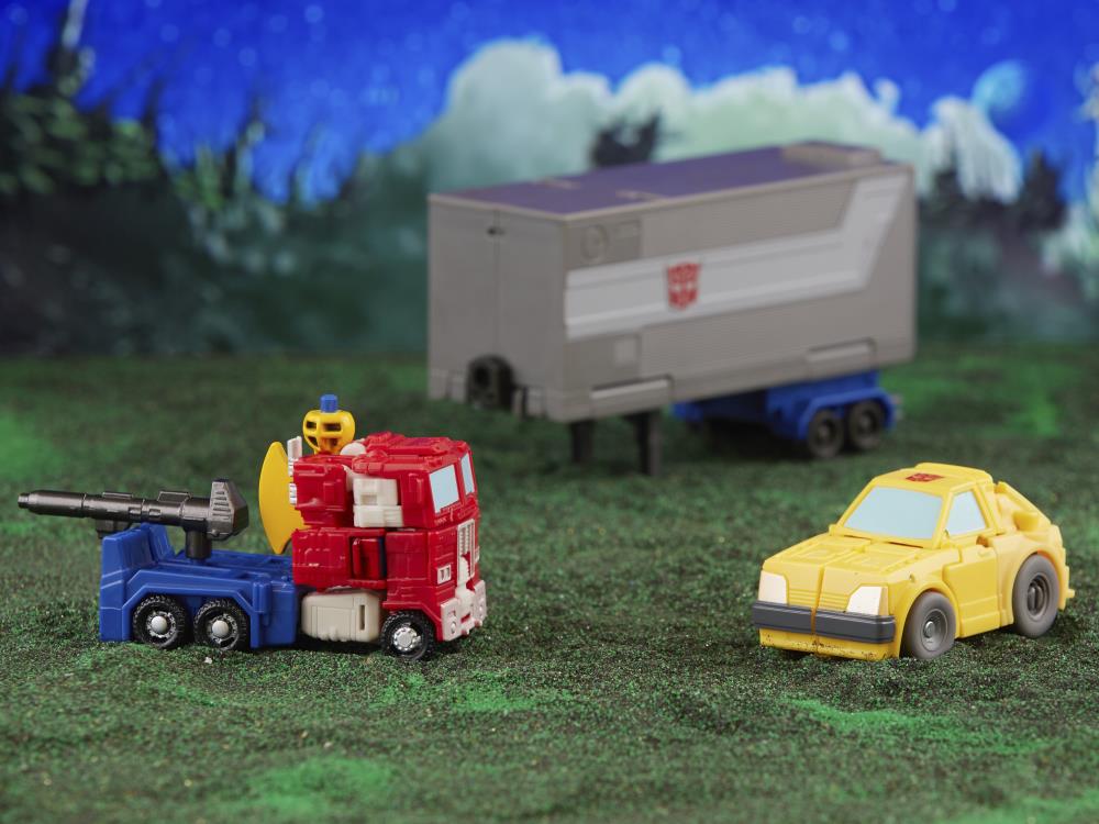 Transformers: Legacy Evolution Core Optimus Prime & Bumblebee Exclusive Two-Pack Gallery Image 13