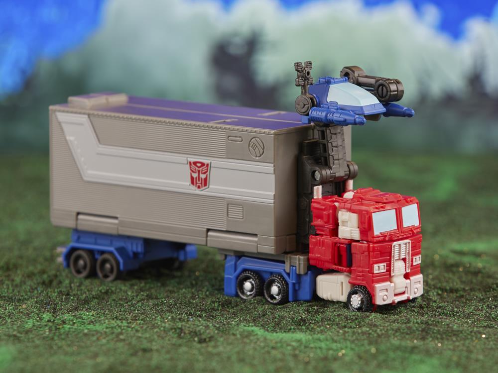 Transformers: Legacy Evolution Core Optimus Prime & Bumblebee Exclusive Two-Pack Gallery Image 16