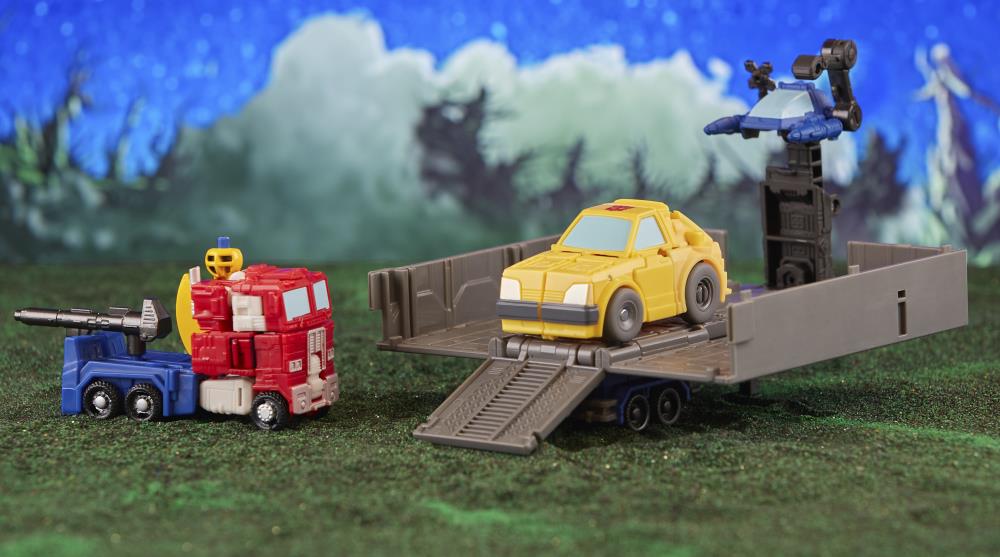 Transformers: Legacy Evolution Core Optimus Prime & Bumblebee Exclusive Two-Pack Gallery Image 14