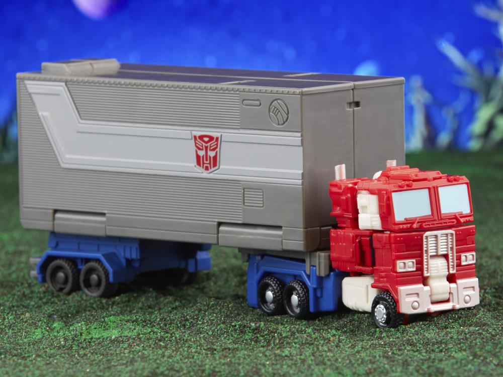 Transformers: Legacy Evolution Core Optimus Prime & Bumblebee Exclusive Two-Pack Gallery Image 4