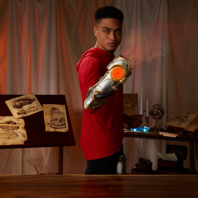 Magic: The Gathering Chandra Pyromancer’s Gauntlet 1:1 Scale Replica Gallery Image 12
