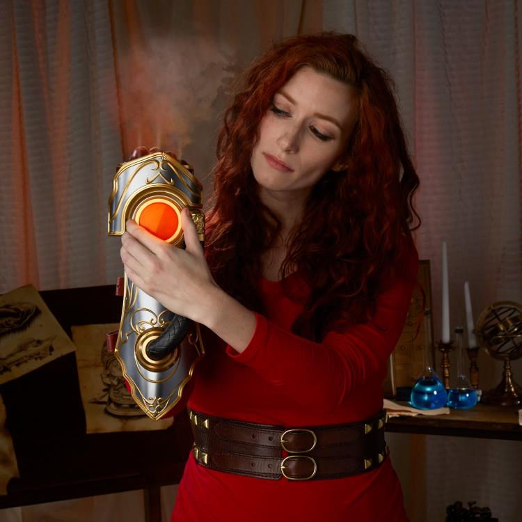 Magic: The Gathering Chandra Pyromancer’s Gauntlet 1:1 Scale Replica Gallery Image 9